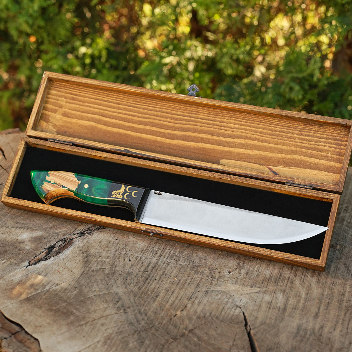 Kelle Bıçağı - N690 Çeliği - 3 Hilal Kurt Desenli - Ahşap Kutulu