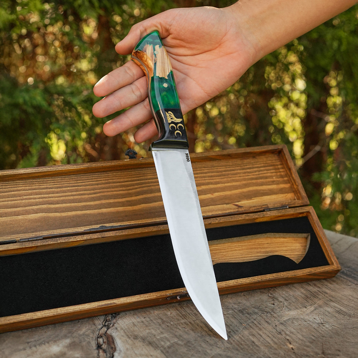 Kelle Bıçağı - N690 Çeliği - 3 Hilal Kurt Desenli - Ahşap Kutulu