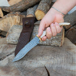 Geyik uç boynuzundan yapılmış sap ve damascus çeliğin göz alıcı desenleriyle tasarlanmış 32 cm uzunluğunda el yapımı av bıçağı.