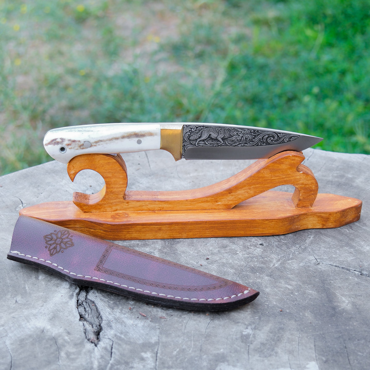 Kurt Gravürü İşlemeli Koleksiyon Bıçak - N690 Çeliği - Geyik Sap - 24 Cm