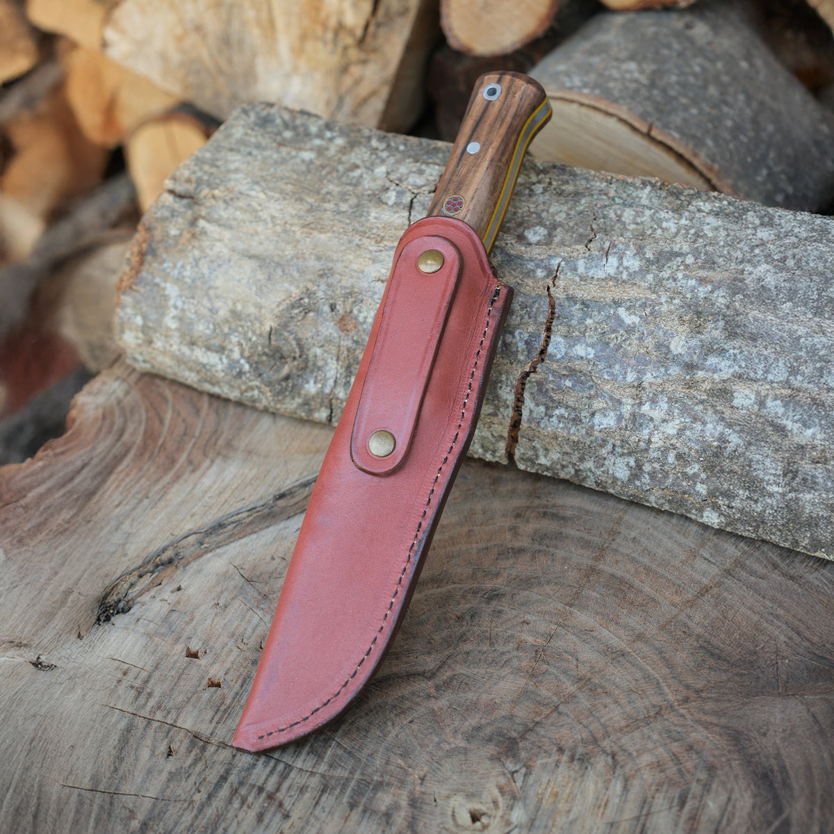 Doğal malzemelerle üretilmiş bu bıçak, rustik ceviz sapı, paslanmaz çelik gövdesi ve zarif deri kılıfıyla birlikte gönderilmektedir.