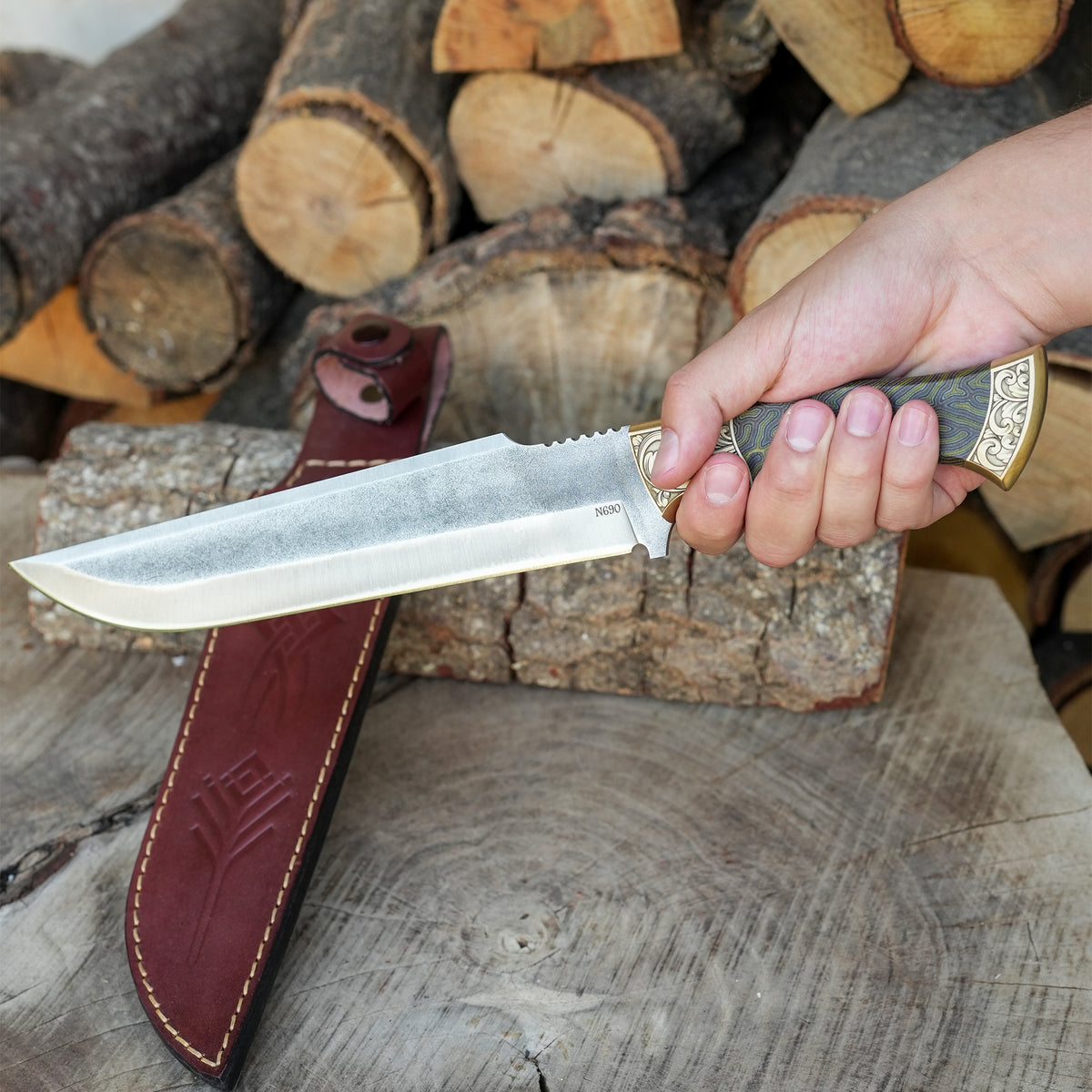 Paslanmaz N690 çeliğiyle işlenmiş ve hediye taşıma kılıfıyla sunulan şık Yatağan bıçak modeli