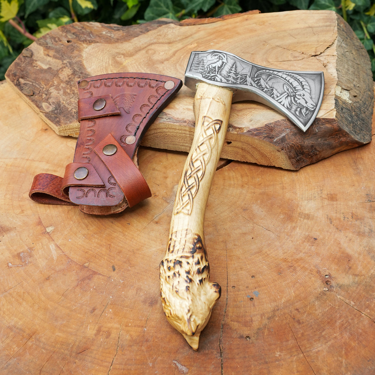Kurt Başlı Keçi Gravür İşlemeliÖzel Kamp Baltası - 35 CM
