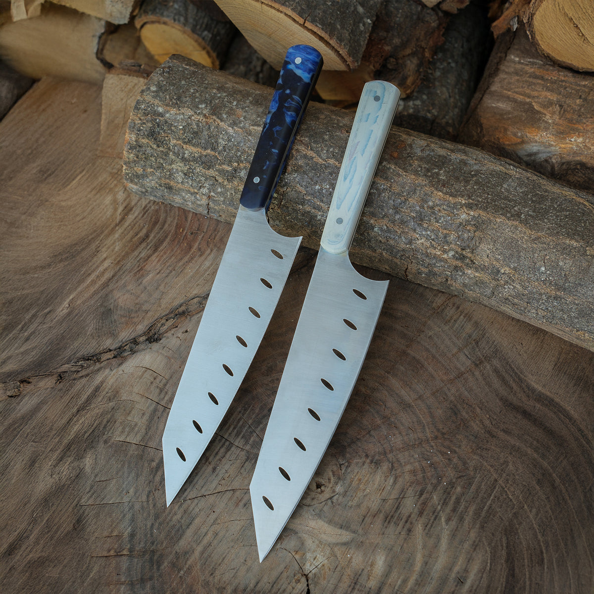 4116 Alman çelikten üretilmiş bu 2’li şef bıçağı seti, ergonomik verzalit sapları sayesinde uzun süreli ve güvenli mutfak kullanımı sağlar.