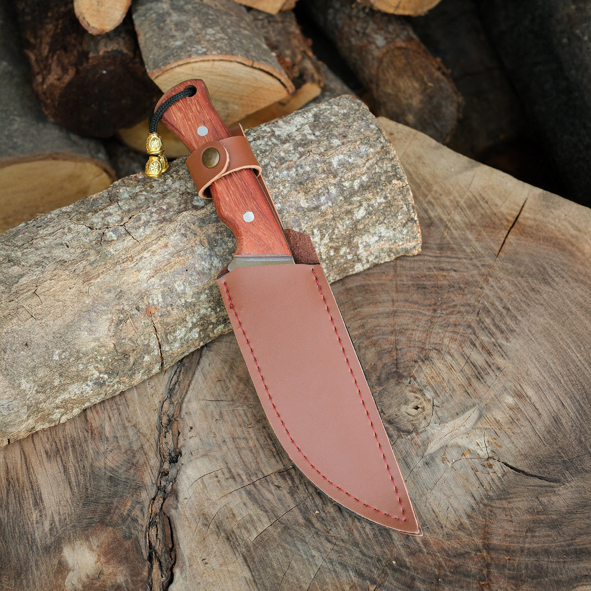 30 cm uzunluğa sahip dayanıklı ve ergonomik ceviz saplı bıçak