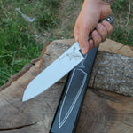 Verzalit sapıyla kaymaz ve ergonomik bir tutuş sunan bu şef bıçağı, mutfakta estetik ve işlevselliği bir arada sunar.