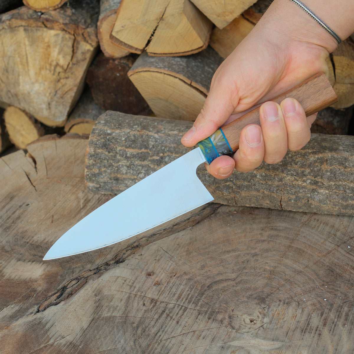 4034 paslanmaz Alman çelikten üretilmiş bu şef bıçağı, ceviz ve epoksi hibrit sapıyla mutfakta konfor ve şıklığı bir araya getiriyor.