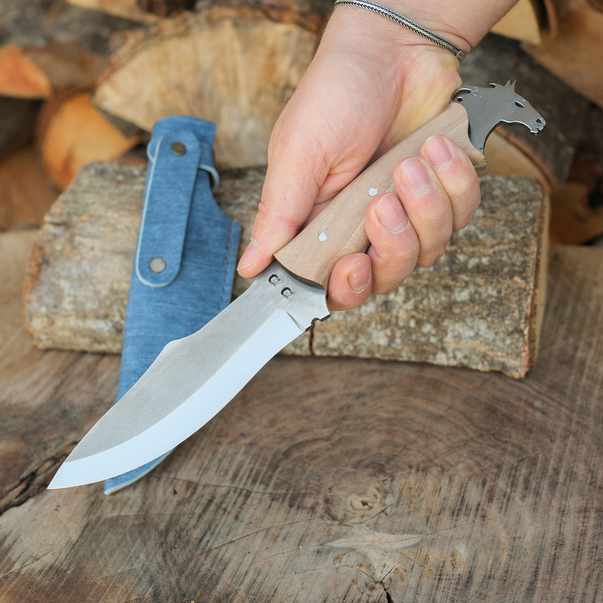 4034 Alman çeliğinden yapılmış, ceviz saplı 30 cm uzunluğunda bıçak modeli