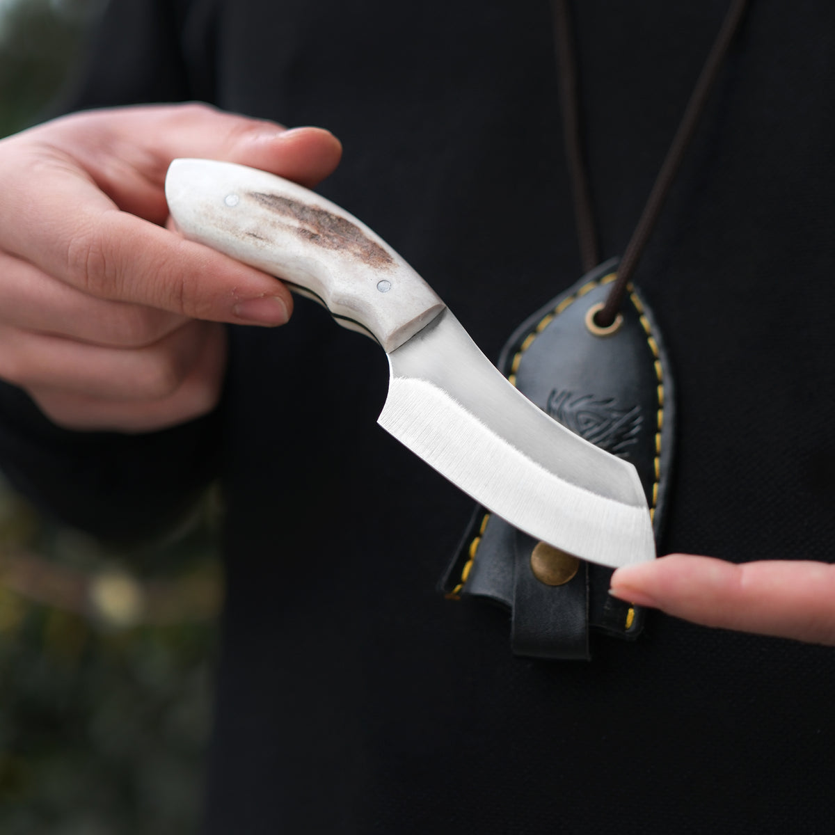 Koleksiyonluk olarak tasarlanmış usta işçiliğiyle yapılmış kolye bıçak