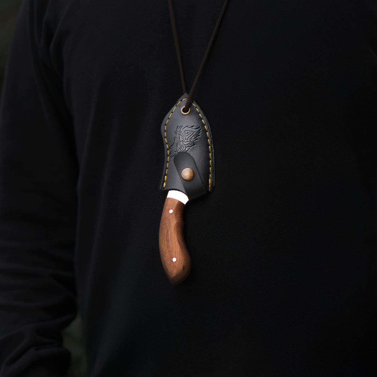 4034 Alman çeliği ve ceviz sap ile üretilmiş şık kolye model