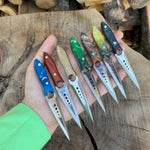 4034 Alman çeliğinden üretilen bu el yapımı kolye bıçak, epoksi sapı ve hafif yapısıyla hem taşınabilir hem şık bir kullanım sunar.