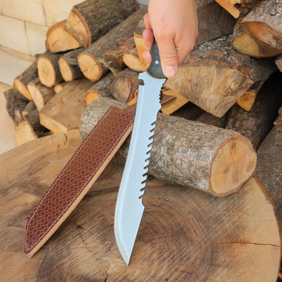 4034 paslanmaz Alman çeliğinden üretilmiş, kompakt saplı ve 42 cm uzunluğunda el yapımı bıçak