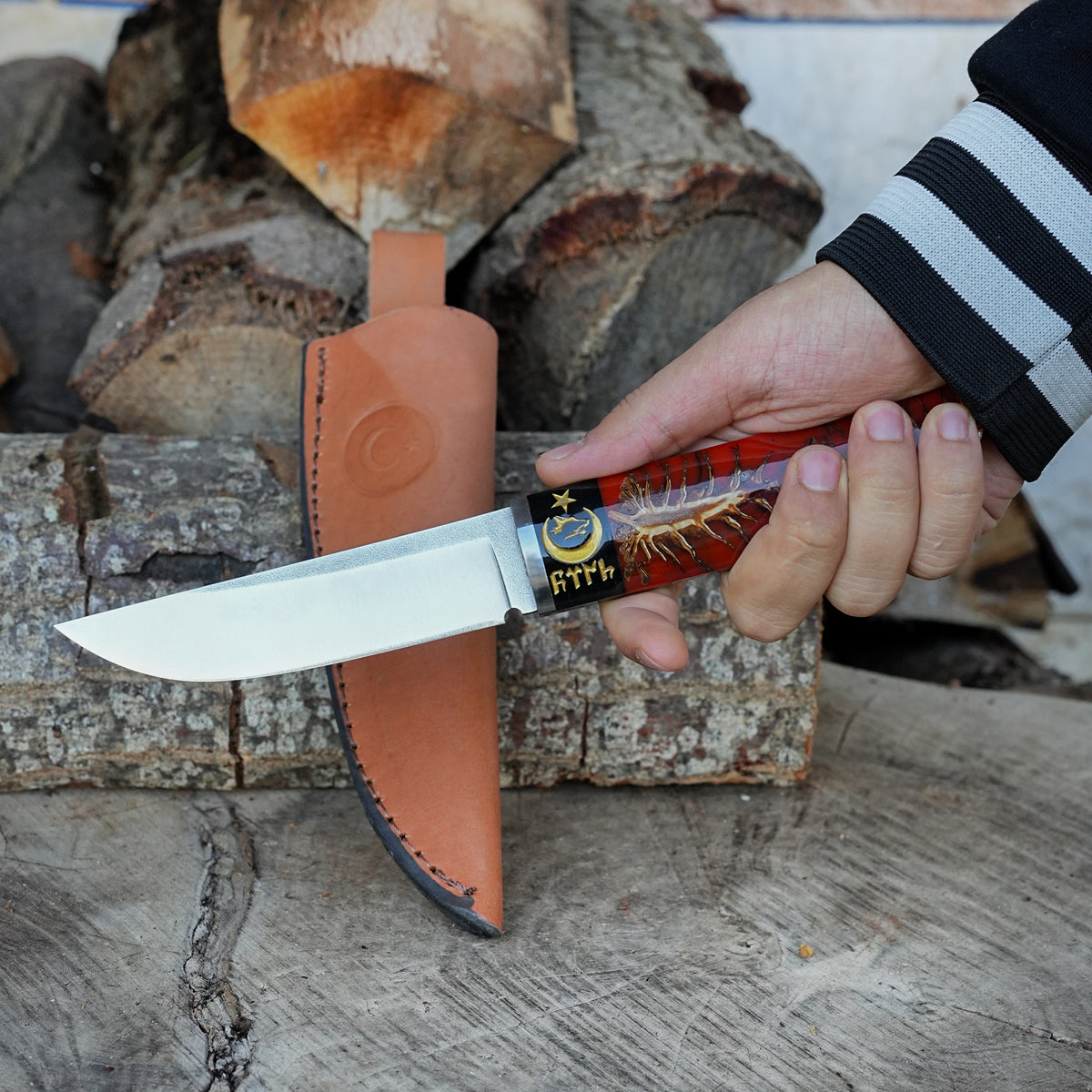 Koleksiyonluk ve Hediyelik Bıçak - N690 Çelik- KırmızıEpoksi Kozalak Karışımı Sap