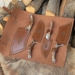 El işçiliğiyle hazırlanmış bu kamp bıçağı seti, her biri farklı yapıya sahip 4 adet paslanmaz çelik bıçak ve bir deri kılıf içerir.