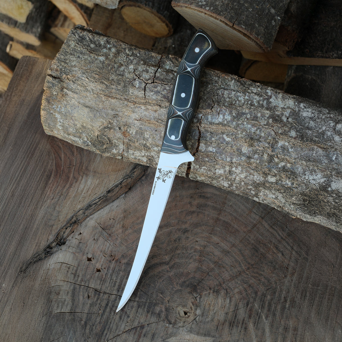 4116 paslanmaz çelikten üretilmiş, verzalit saplı bu el yapımı bıçak; mutfakta balık ve et işleme için estetik ve dayanıklı bir çözümdür