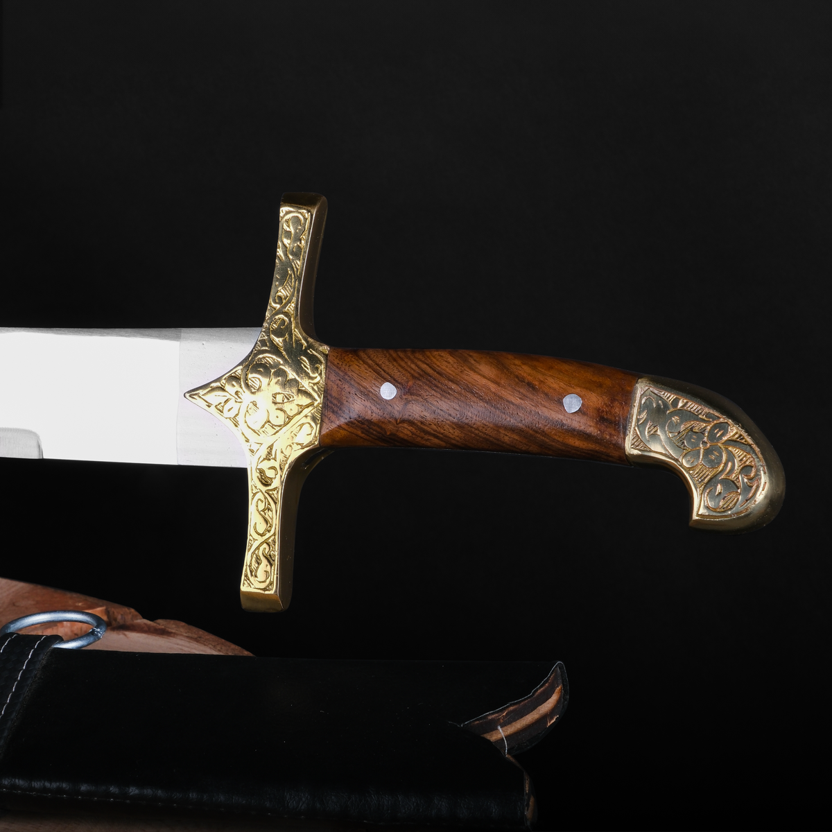 Koleksiyon ve dekor amaçlı el yapımı ceviz saplı büyük bıçak