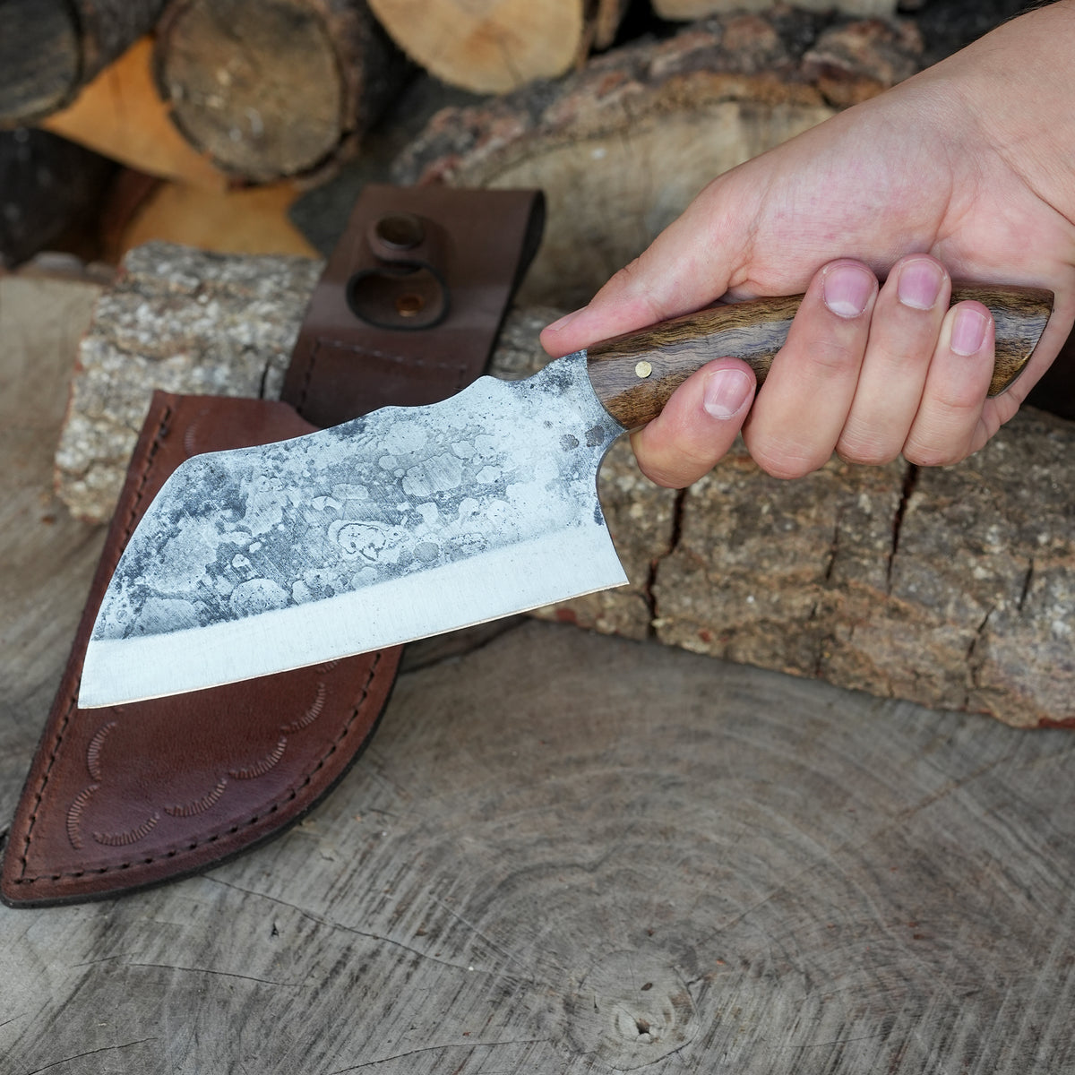 Ceviz saplı el işçiliği dövme bıçak, hediye kılıfıyla birlikte