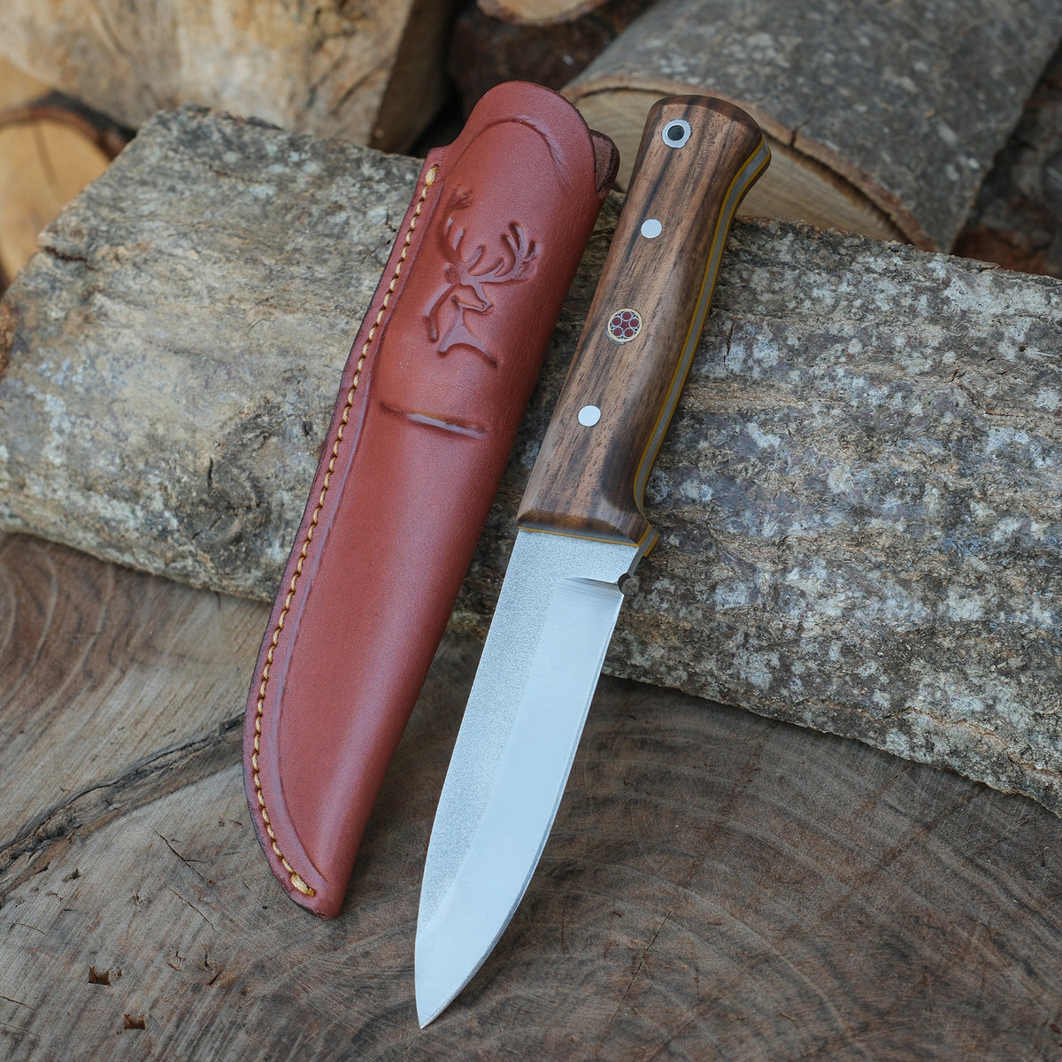 El işçiliğiyle hazırlanmış ceviz saplı ve N690 çelikten yapılmış bu bıçak, geleneksel Yatağan üretimi olup vaketa deri taşıma kılıfıyla sunulmaktadır.