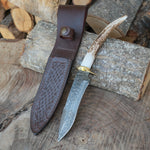 15N20 ve O2 çelik karışımıyla üretilmiş damascus bıçak, doğal geyik uç boynuzu sapı ve vaketa deri kılıfıyla birlikte sunulan özel bir el işçiliği ürünüdür.