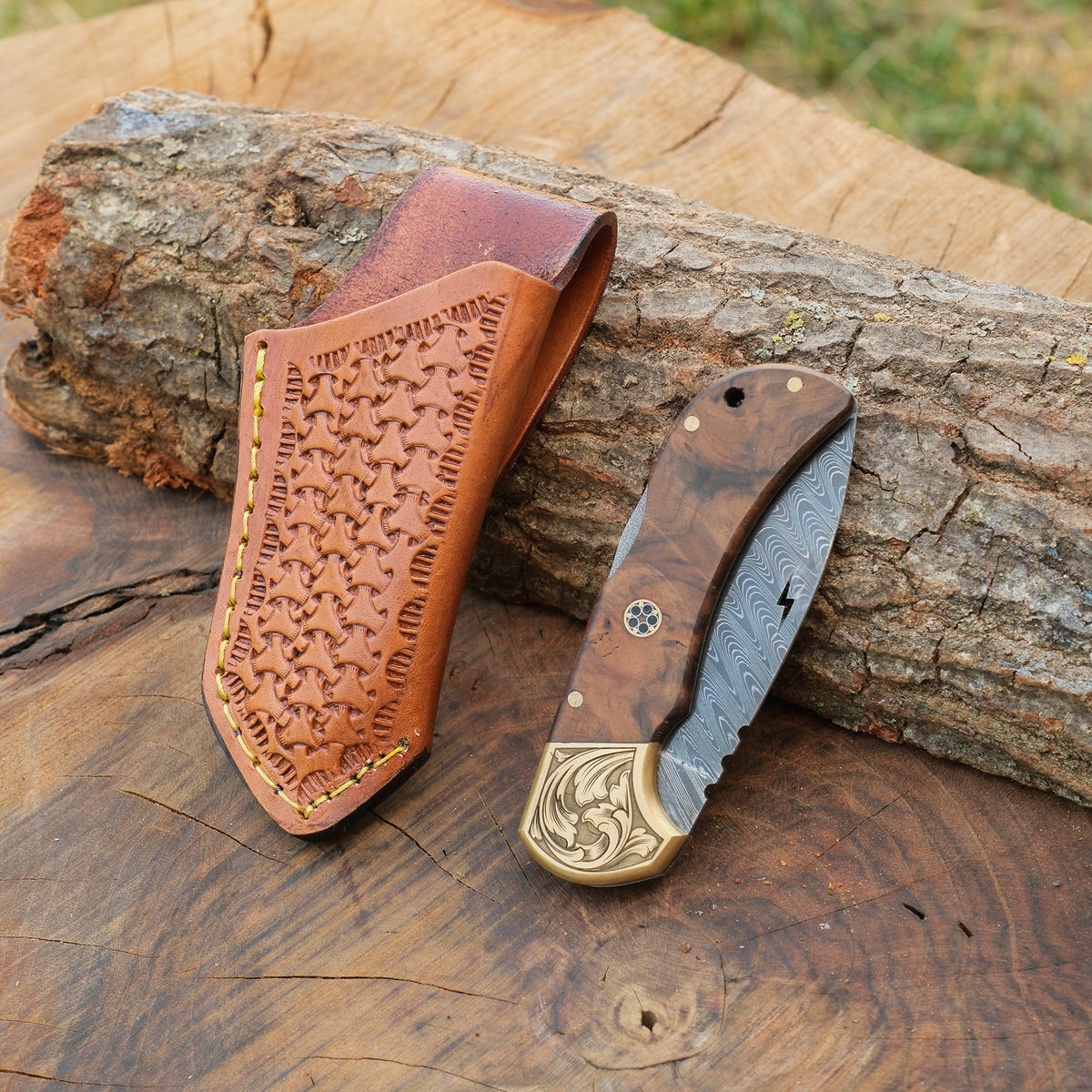 20 cm uzunluğunda ceviz saplı ve Damascus çelikten yapılmış katlanır bıçak