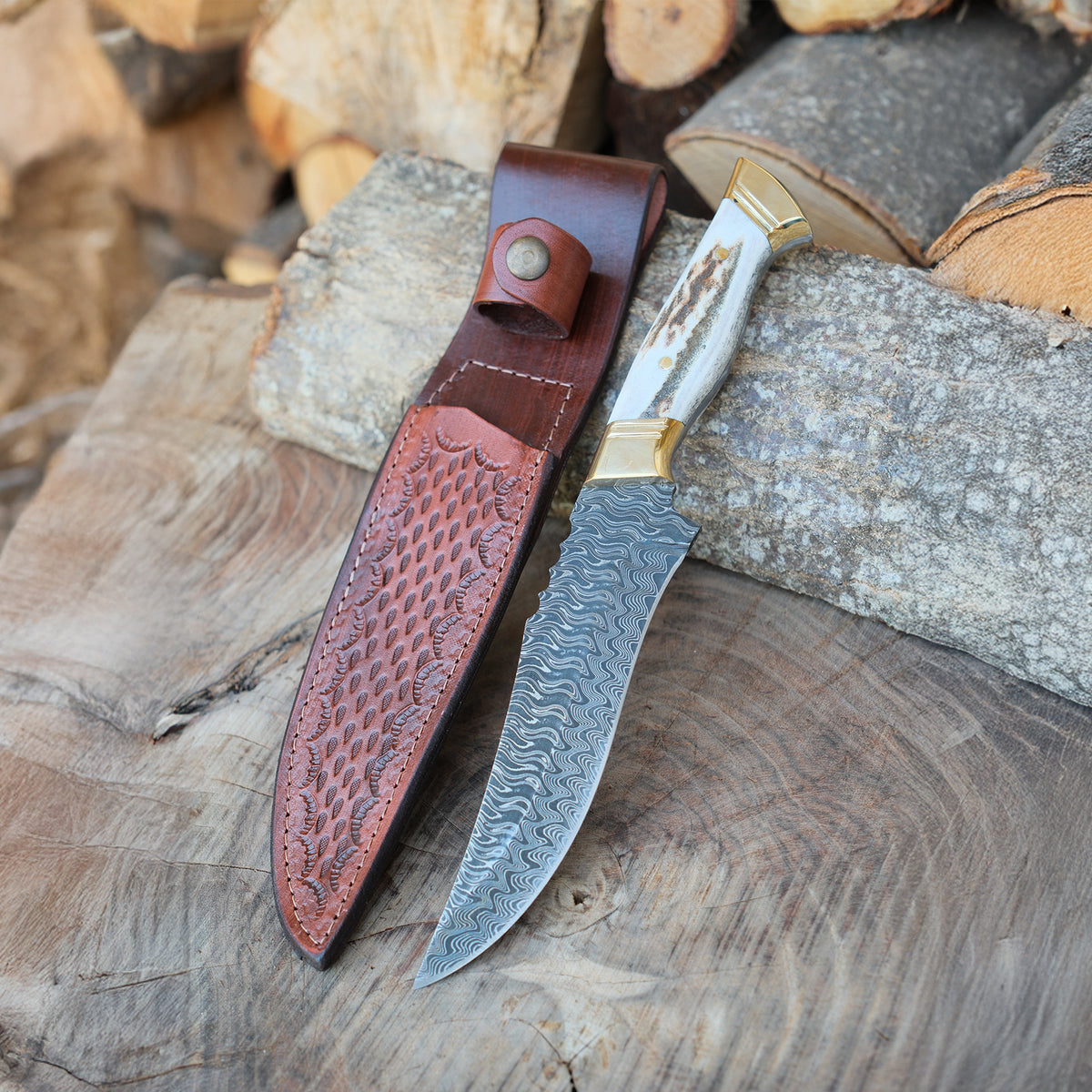 32 cm uzunluğunda damascus çelikten yapılmış bu av bıçağı, geyik uç boynuzu sapı ve vaketa deri kılıfı ile geleneksel ustalığı temsil eder.