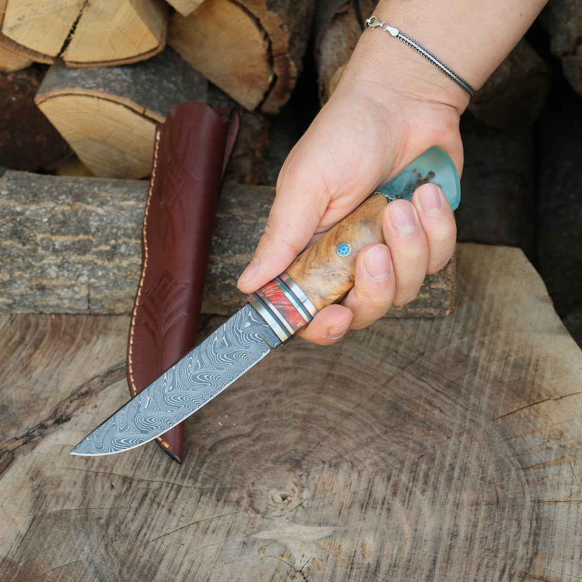 El yapımı damaskus çelikten üretilmiş bu N690 puukko modeli, zeytin epoksi karışımı sapıyla şıklığı ve dayanıklılığı bir arada sunar.