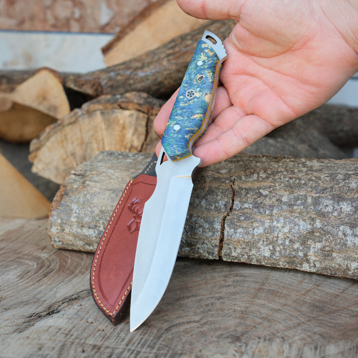 24 cm uzunluğundaki bu el yapımı bıçak, doğada taşımaya uygun vaketa kılıfı ve ergonomik stabilize sapı ile öne çıkıyor