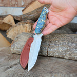 24 cm uzunluğundaki bu el yapımı bıçak, doğada taşımaya uygun vaketa kılıfı ve ergonomik stabilize sapı ile öne çıkıyor