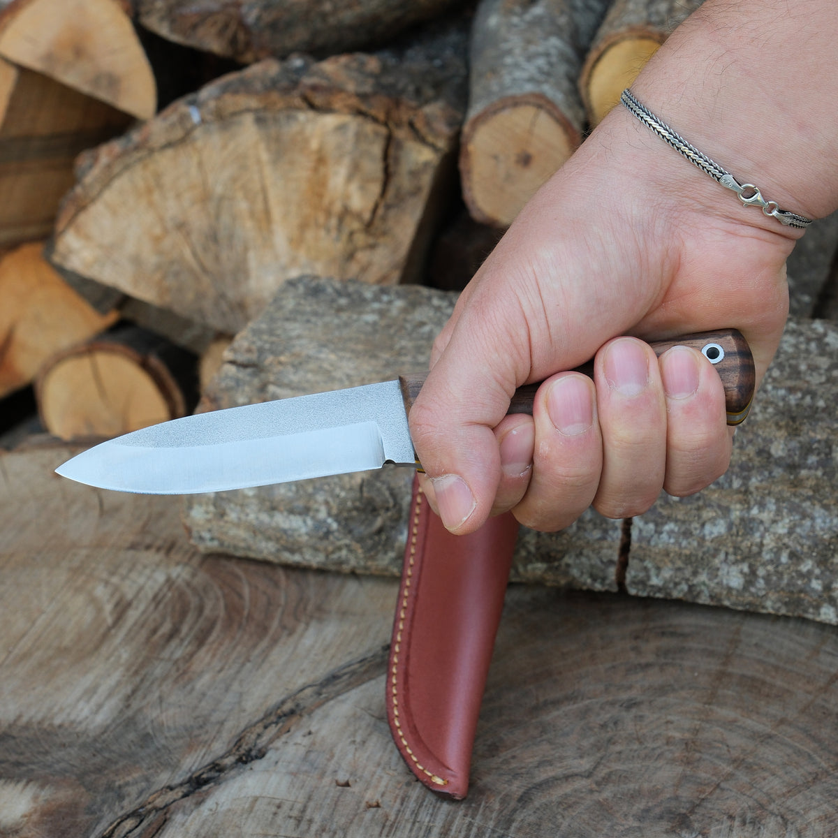 22 cm uzunluğundaki bu el yapımı bıçak, doğal ceviz ağacından sapı ve güçlü çelik yapısıyla doğa, mutfak veya koleksiyon için uygundur.