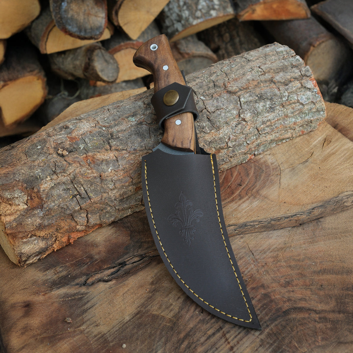 Doğal ceviz ağacından yapılmış sap ile ergonomik tutuş sağlayan bıçak