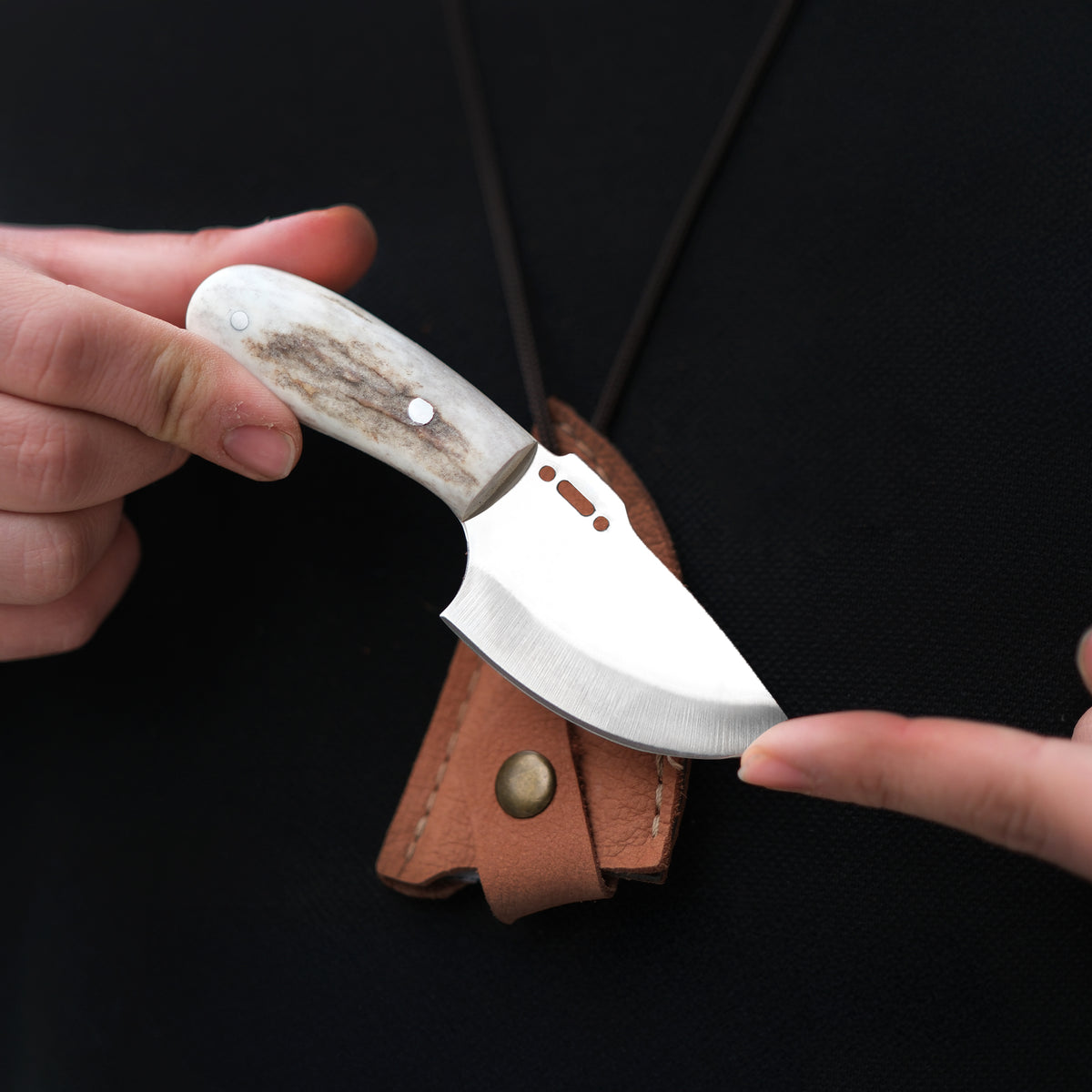 El işçiliğiyle hazırlanmış, dayanıklı ve şık kolye modeli