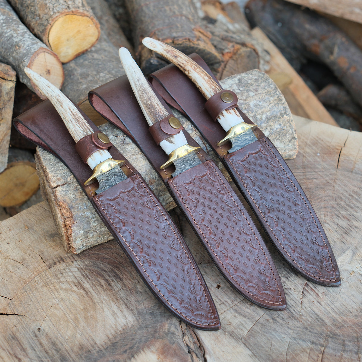 Koleksiyon değeri taşıyan bu el yapımı bıçak, 16 cm damascus çelik ve geleneksel dokulu vaketa kılıfıyla birlikte gelir.