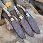 Koleksiyon değeri taşıyan bu el yapımı bıçak, 16 cm damascus çelik ve geleneksel dokulu vaketa kılıfıyla birlikte gelir.