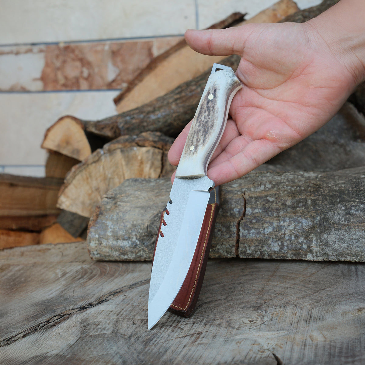 Yatağan’da el işçiliğiyle üretilmiş, güçlü N690 çelik gövdesi ve doğal geyik boynuzu sapıyla rustik bir tasarım sunar.