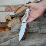 Yatağan’da el işçiliğiyle üretilmiş, güçlü N690 çelik gövdesi ve doğal geyik boynuzu sapıyla rustik bir tasarım sunar.