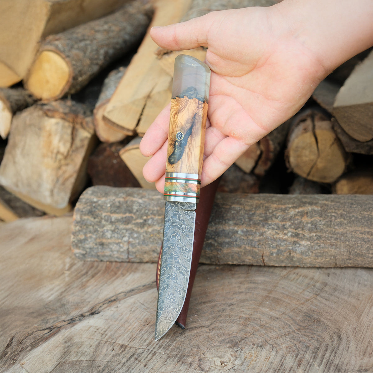 Doğada kullanım için ideal olan bu bıçak, 25 cm uzunluğunda ve gerçek deri kılıfla tamamlanmış özel bir el yapımı tasarımdır.