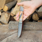 Doğada kullanım için ideal olan bu bıçak, 25 cm uzunluğunda ve gerçek deri kılıfla tamamlanmış özel bir el yapımı tasarımdır.