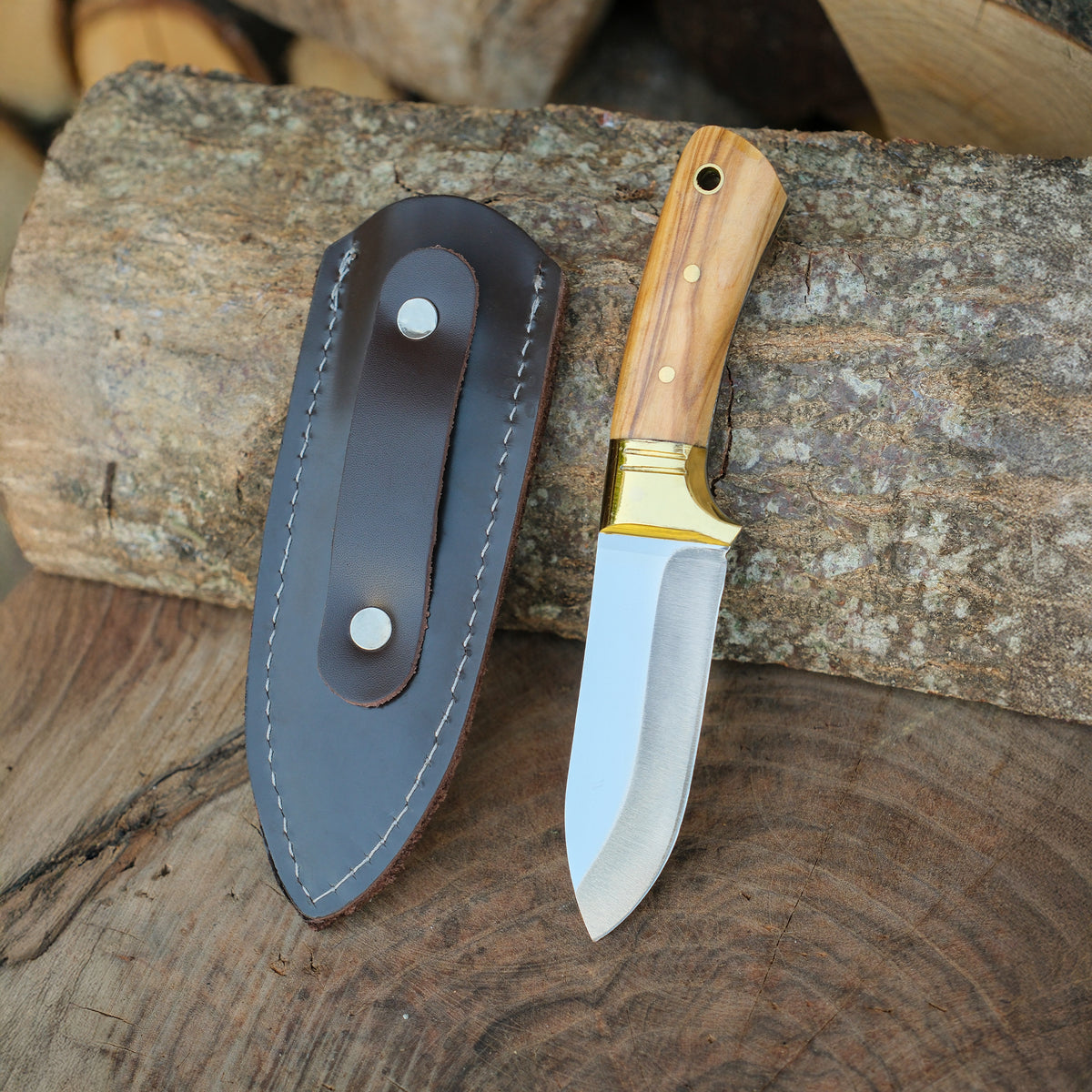 Ceviz sap detayıyla el işçiliği ürün koleksiyonuna uygun bıçak modeli