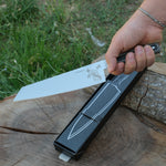 El işçiliğiyle üretilen bu şef bıçağı, dayanıklı çelik ve estetik sap tasarımıyla fonksiyonelliği şıklıkla buluşturur.