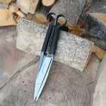 Dövme G10 çelikten üretilmiş, el yapımı 35 cm uzunluğunda profesyonel kesim makası; et ve sert malzemeler için dayanıklı yapı sunar