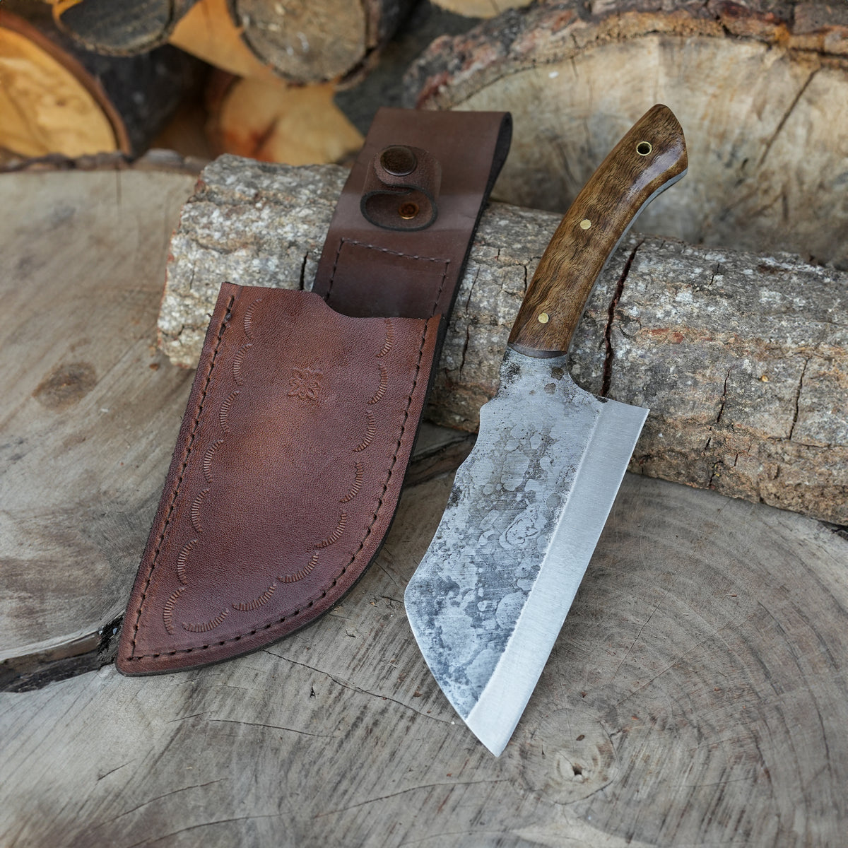 Geleneksel Yatağan ustalığıyla üretilmiş ceviz saplı dövme bıçak