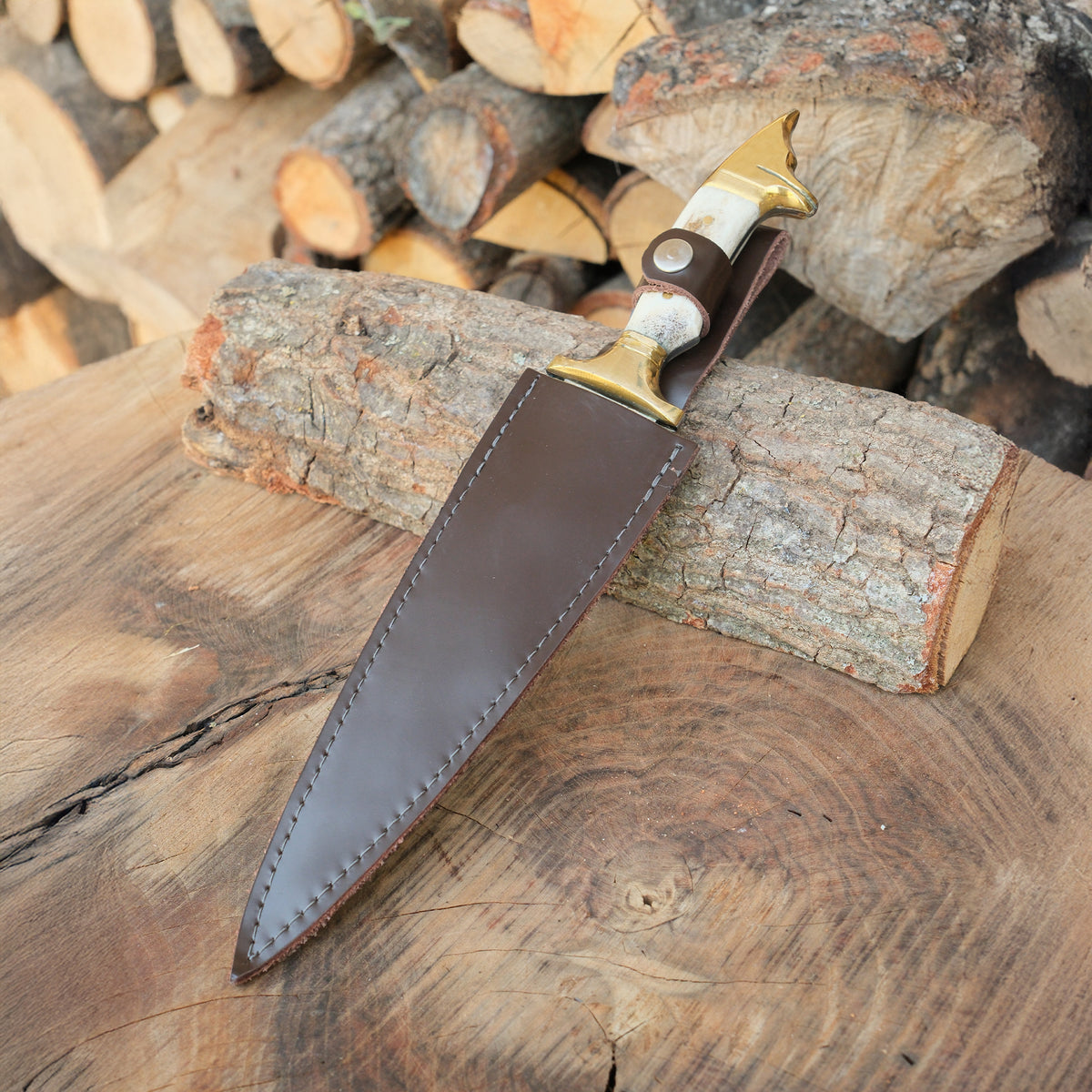 El işçiliği ile üretilmiş, orijinal geyik boynuzu saplı özel tasarım bıçak