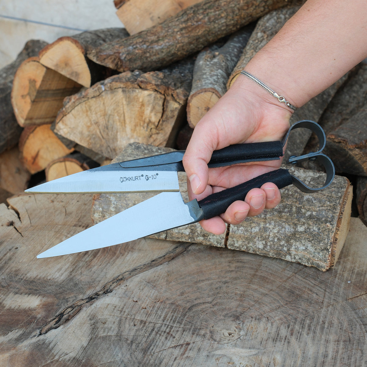 El işçiliğiyle üretilmiş, 256 gram ağırlığında dövme G10 çelik makas; mutfak, kasaplık ve endüstriyel kullanım için idealdir