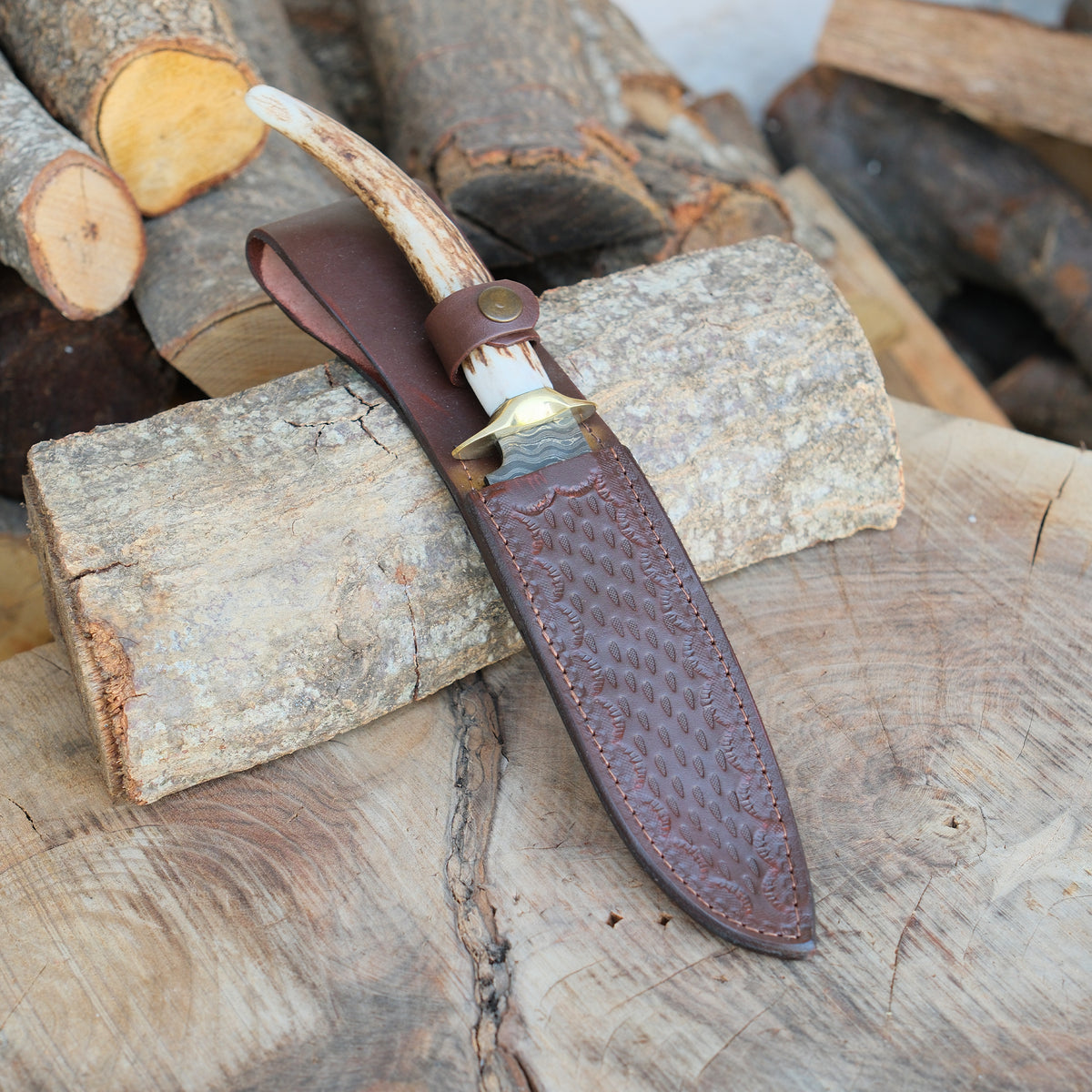 El işçiliğiyle şekillendirilen geyik sapı ve yüksek sertlikte damascus çelik gövdesi, avcılık için üstün performans sunar.