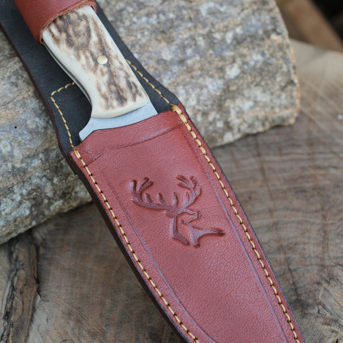 Gerçek geyik boynuzundan elde edilen sap ve N690 çelik gövde, hediyelik kılıfla tamamlanarak etkileyici bir bütünlük sunar.