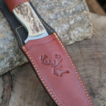 Gerçek geyik boynuzundan elde edilen sap ve N690 çelik gövde, hediyelik kılıfla tamamlanarak etkileyici bir bütünlük sunar.