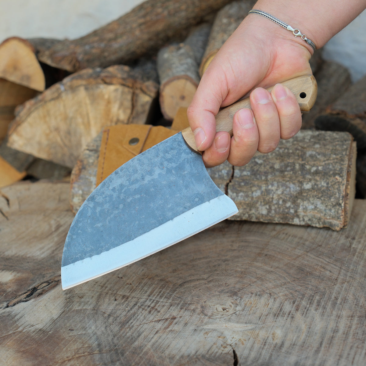 Yatağan’da el işçiliğiyle üretilmiş koleksiyonluk dövme çelik bıçak