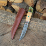 Damaskus çeliğin karakteristik desenleri, zeytin sapın doğallığı ve el işçiliği bu bıçağı özel kılar.