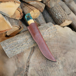 60 HRC sertliğe sahip damaskus bıçak, el işçiliğiyle şekillendirilmiş zeytin epoksi sapla tamamlanır.