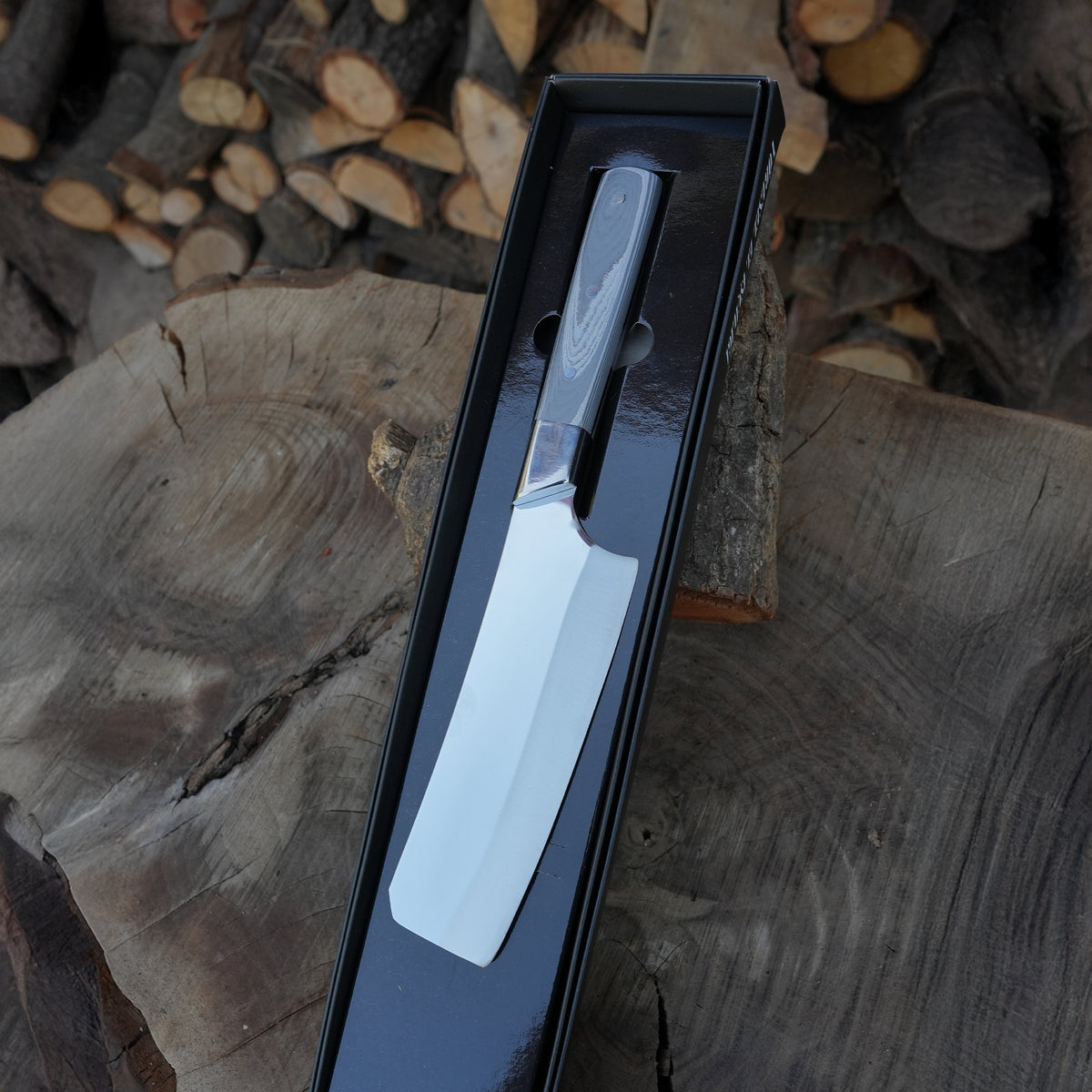 Profesyonel şefler için tasarlanmış keskin bıçak modeli